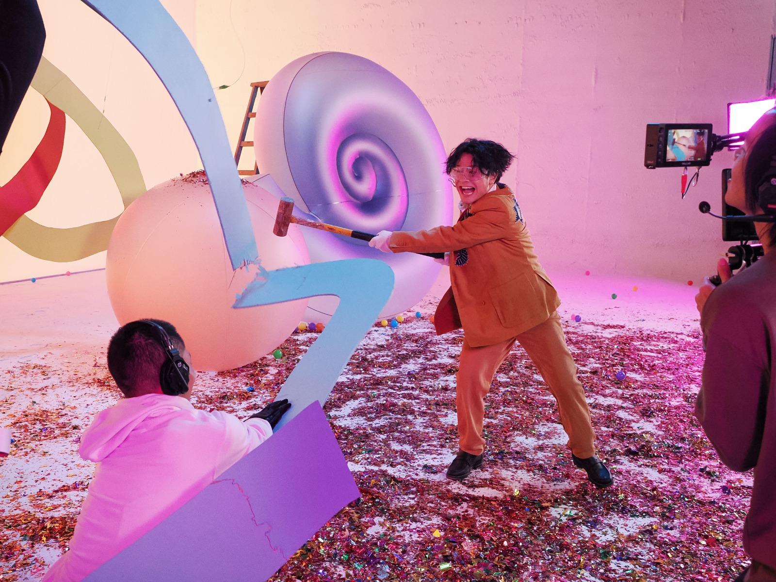 安仔大肆破壞「耳窿」內的一切。