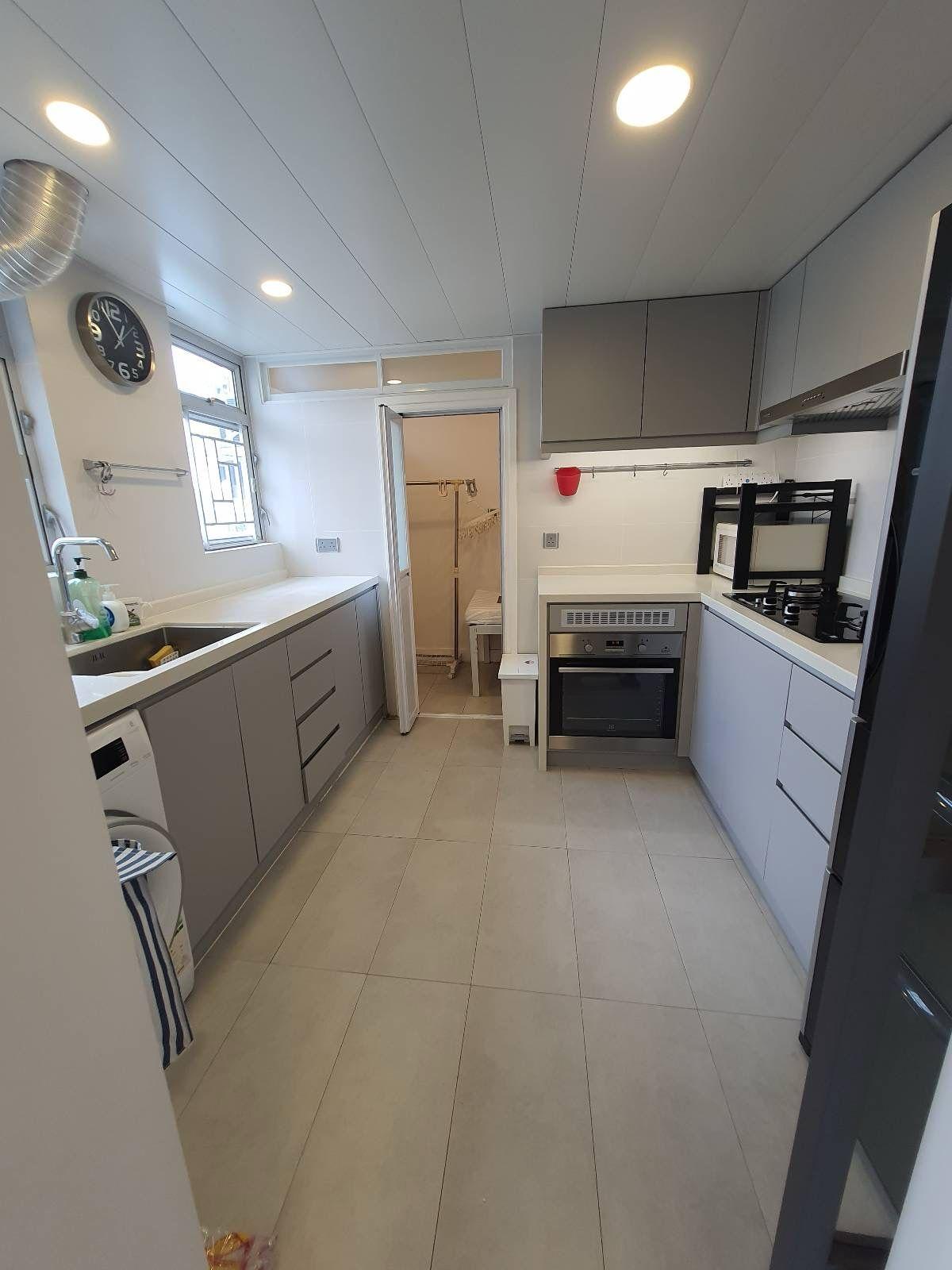 廚房連工人房設計,間隔闊落見使。(代理提供)