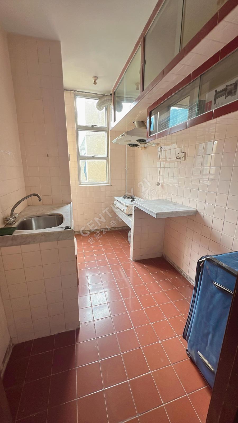 廚房面積闊大,光猛開揚。(代理提供)