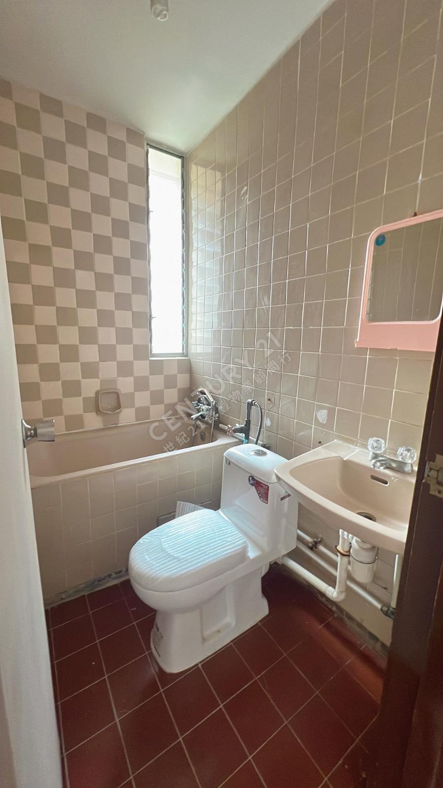 明廁浴室裝修帶懷舊感,但保養得宜。(代理提供)