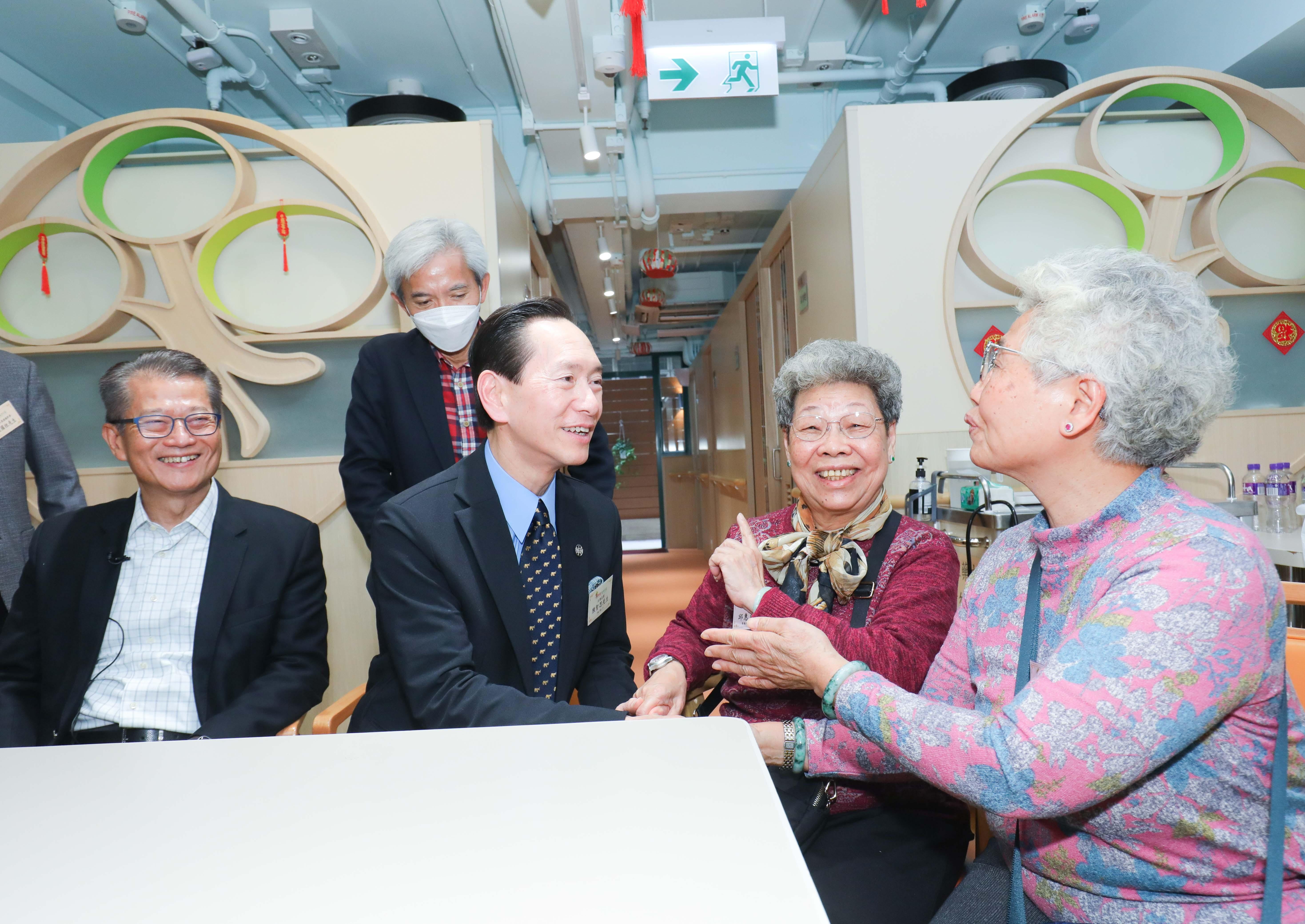 馬會支持「榕光社護老之家」 為基層長者提供優質護理服務