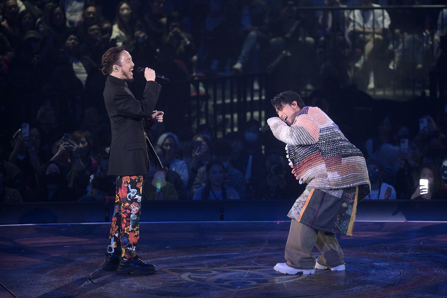 AK與鄭中基合唱《緣份無邊界》。