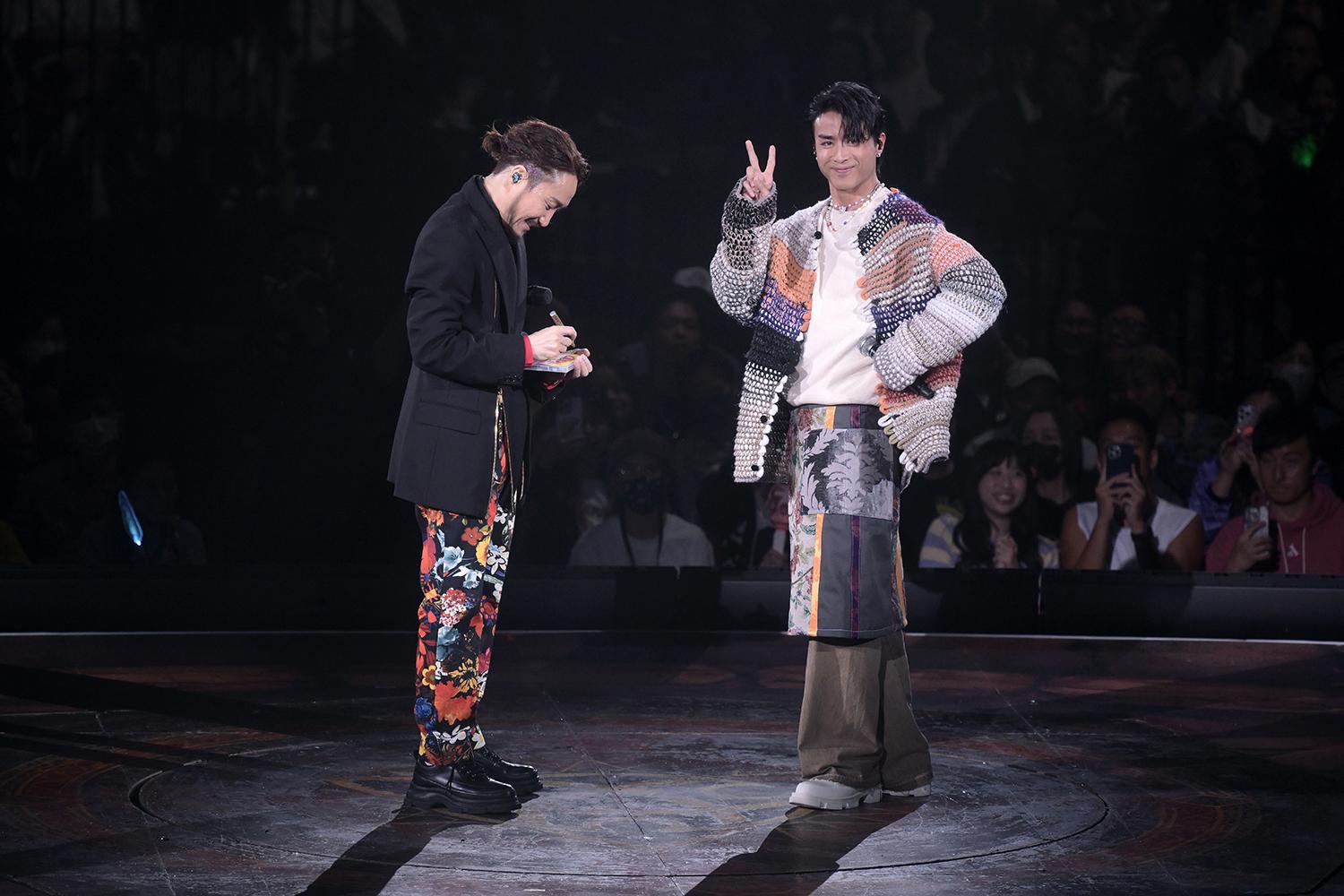 AK追星成功,獲鄭中基在紅館台上簽名。