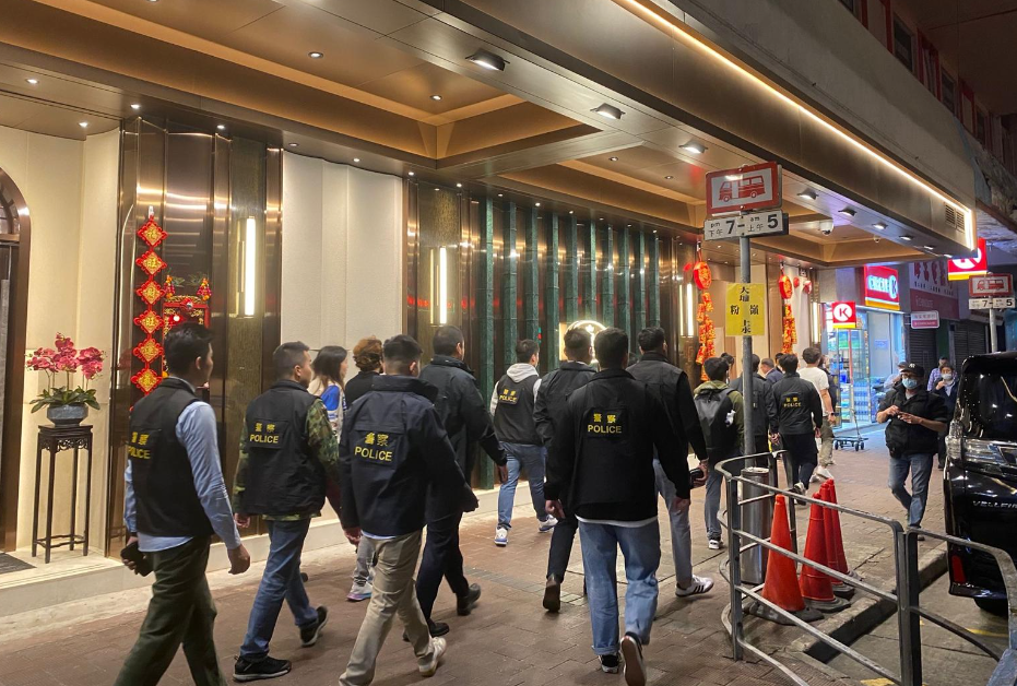警方一連五日(2月1日至5日)在全港多區進行代號「犁庭掃穴」的執法行動,加強打擊三合會活動及堵截其收入來源,合共拘捕185人。(警方圖片)