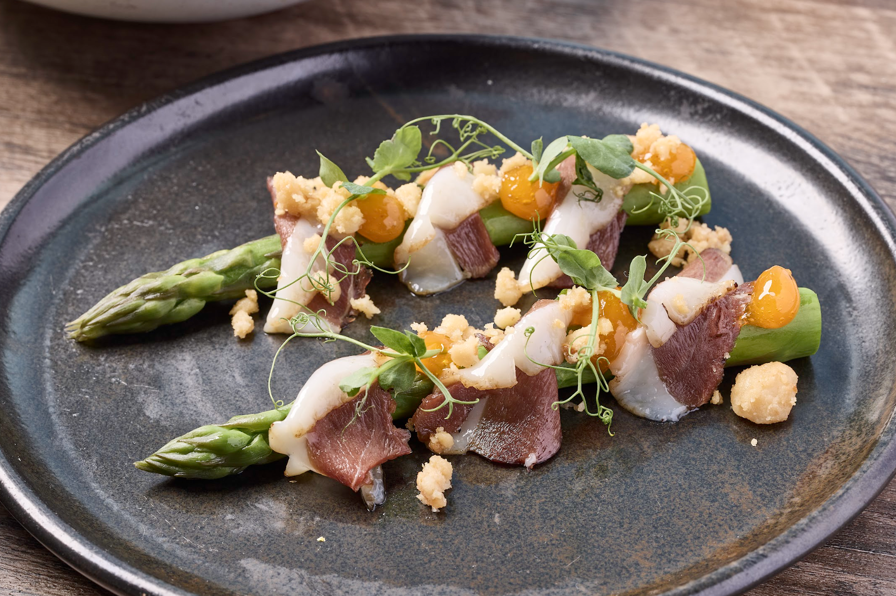 蘆筍配自家醃漬鴨胸火腿:以牛油入味,並配上夏威夷果仁增添味道層次