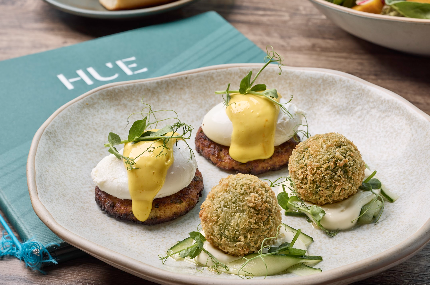 紫蘇蟹餅班尼迪蛋:以澳洲加菲蟹肉作蟹餅,放上水波蛋及荷蘭汁
