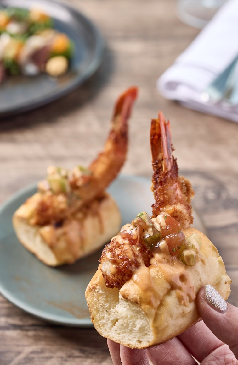 炸蝦麵包卷:加入了香辣番茄紫蘇莎莎醬的澳式開胃菜