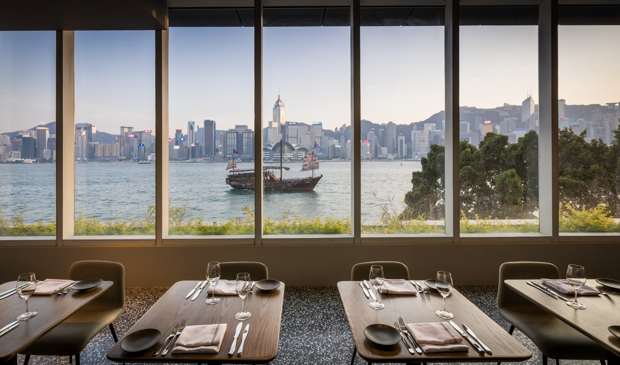 坐擁維港美景的Hue Dining首次推岀全港最多款葡萄酒早午餐,多達17款薈萃環球新舊世界產酒國之逸品葡萄酒。