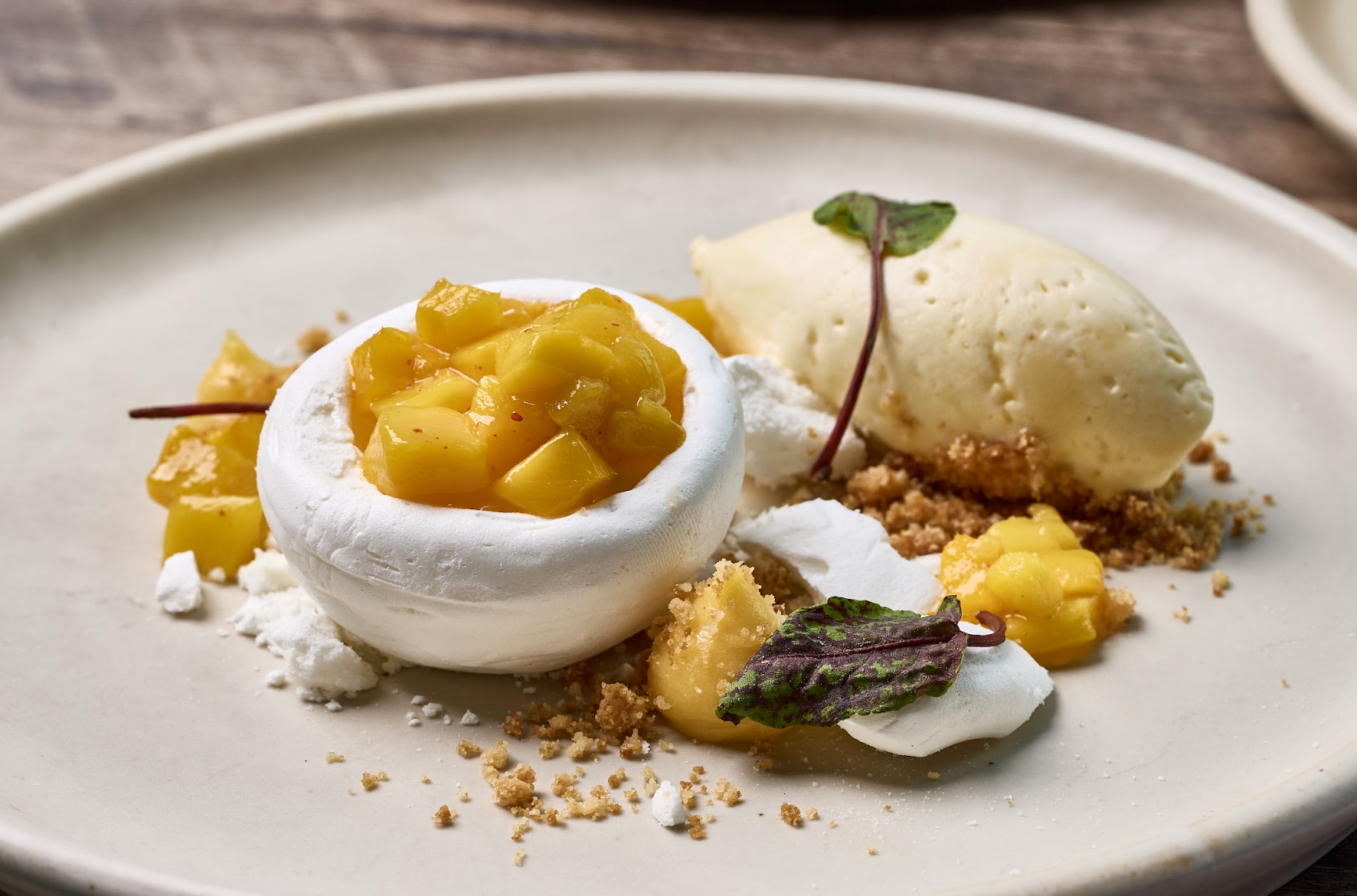 澳洲特色蛋白脆餅:伴上紅醋栗、白朱古力及自家製白胡椒雪葩