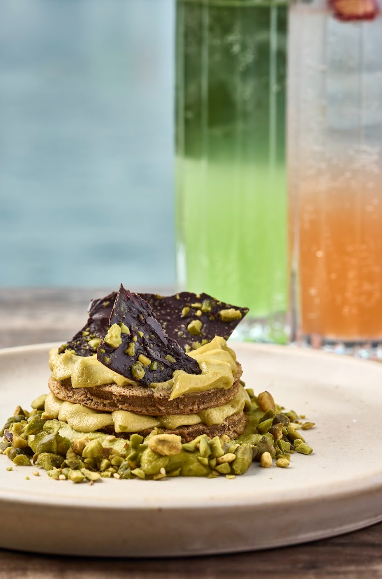 開心果提拉米蘇:選用Kahlua咖啡酒海綿蛋糕、軟芝士及開心果製成