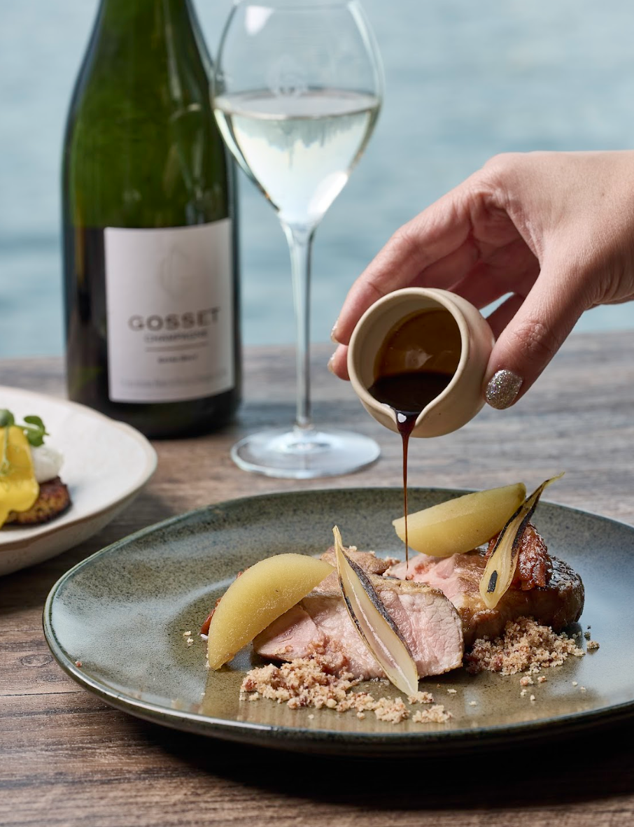 伊比利黑毛豬梅花肉:煙燻五花肉碎粒置底,配粉紅佳人蘋果及焦蔥,加入馬德拉酒醬及紅椒甜酸醬