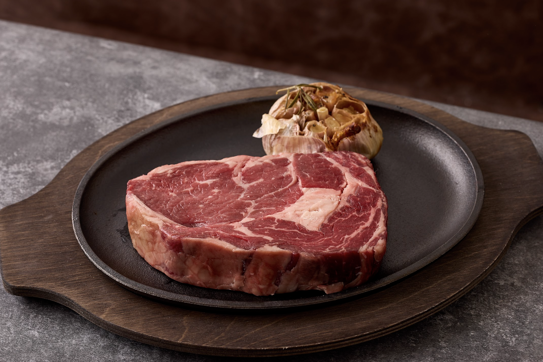 肉眼牛扒配特色醬汁