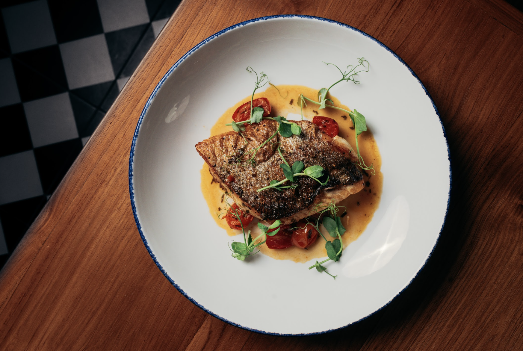 鱸魚柳配香橙茴香沙律及牛油酸豆