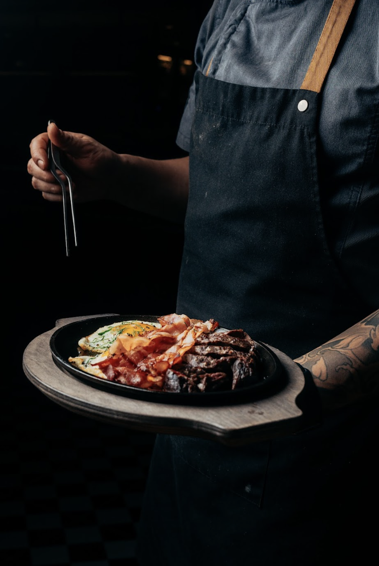 特色烤肉腸拼大啡菇,配番茄及雞蛋