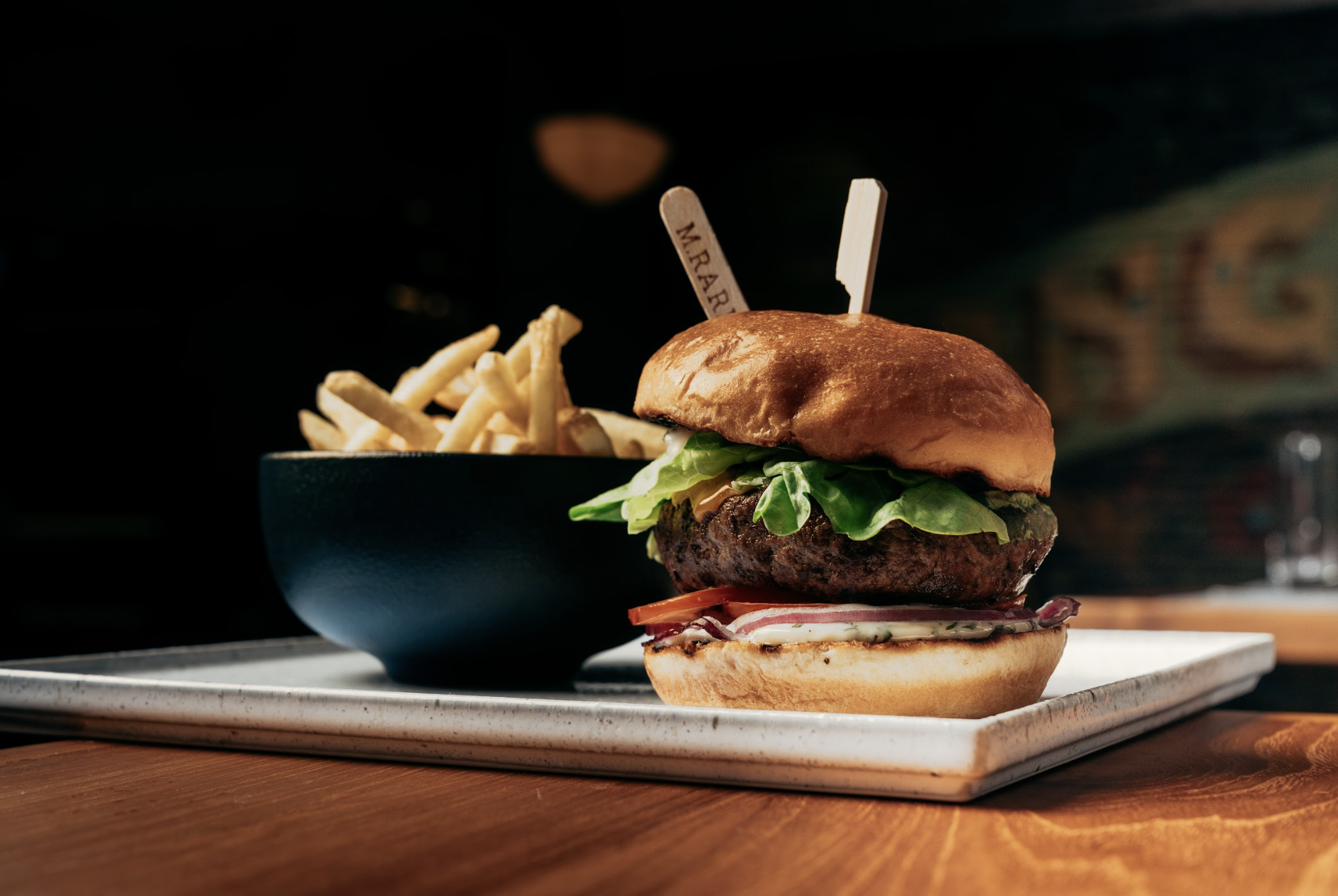 夾上熟成車打芝士、番茄及生菜的自家乾式熟成牛肉漢堡