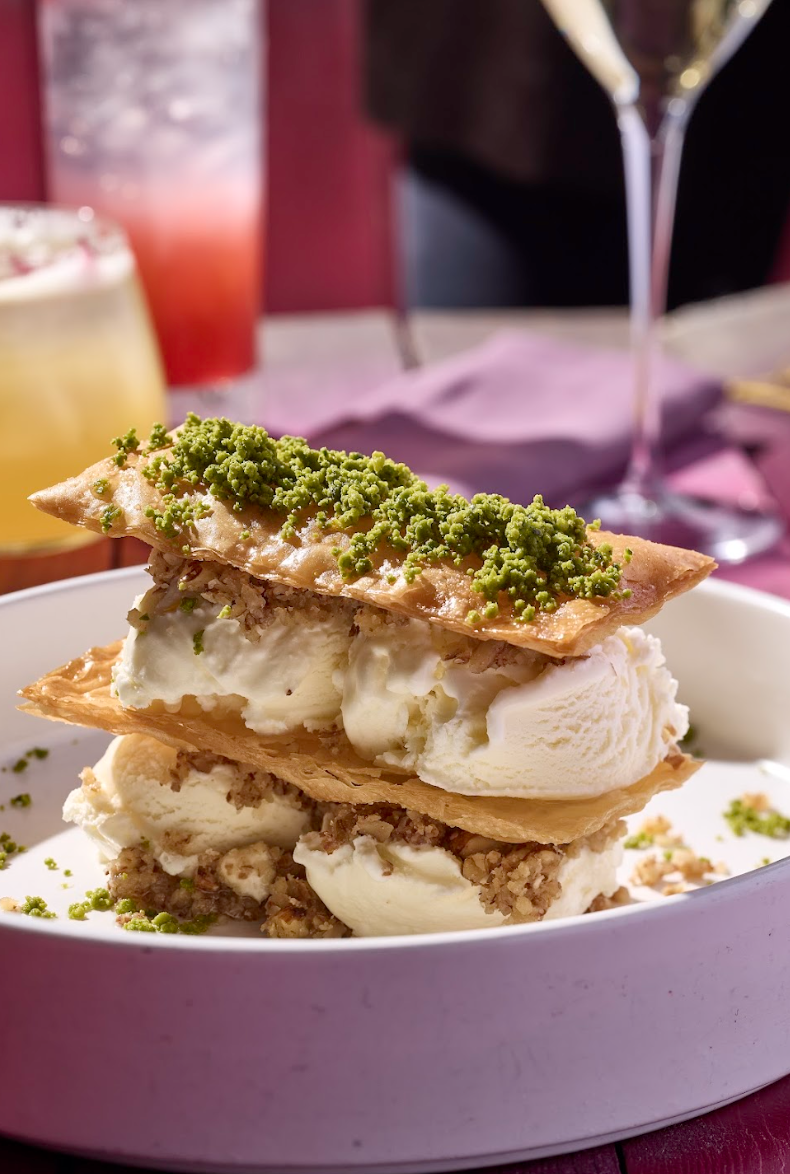 Baghlava Mille Feuille核桃杏仁焦糖千層酥餅,配上雲尼拿雪糕,酥餅口感酥脆且香濃甜美,令人一試難忘