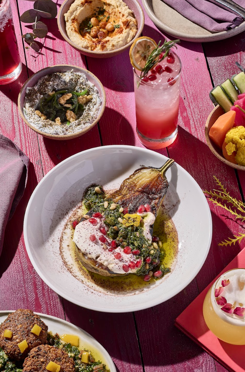 Baked Eggplant烤原隻茄子,靈感來自波斯經典 Borani乳酪茄子塗抹醬,茄子烤至軟身,配上酸忌廉、石榴籽、脆蒜及薄荷等香料來豐富味道層次