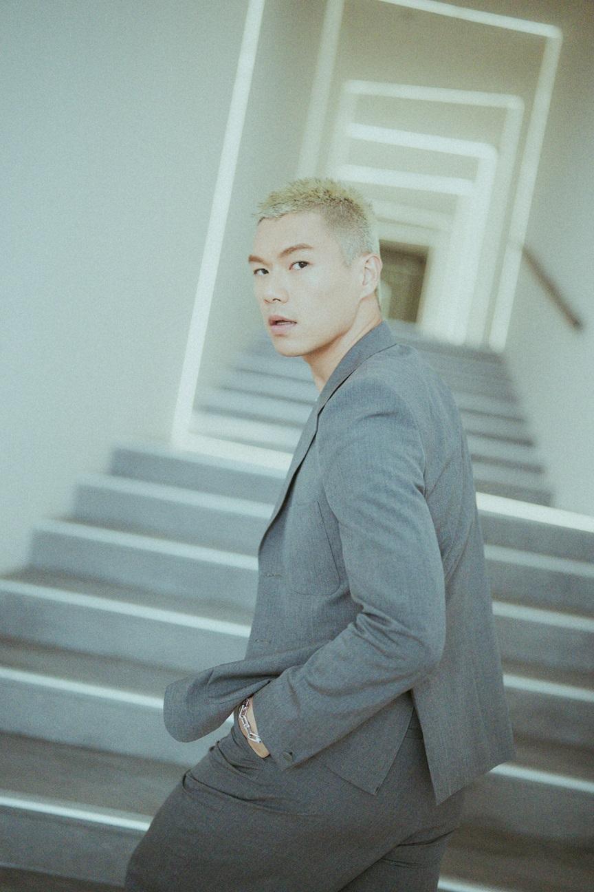 柯煒林為第17 屆亞洲電影頒獎典禮拍宣傳片,講解如何透過鏡頭說故事。