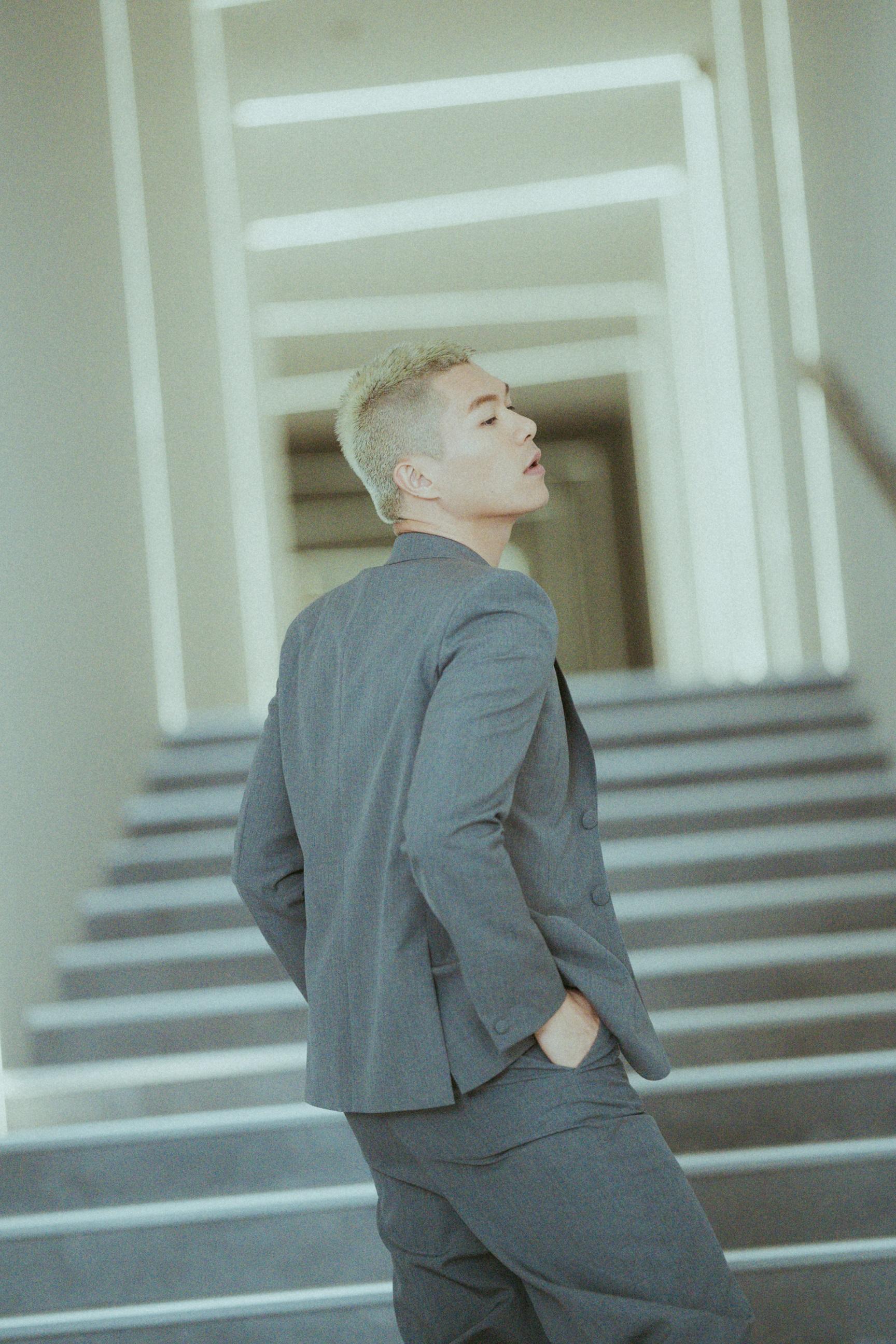 柯煒林為第17 屆亞洲電影頒獎典禮拍宣傳片,講解如何透過鏡頭說故事。