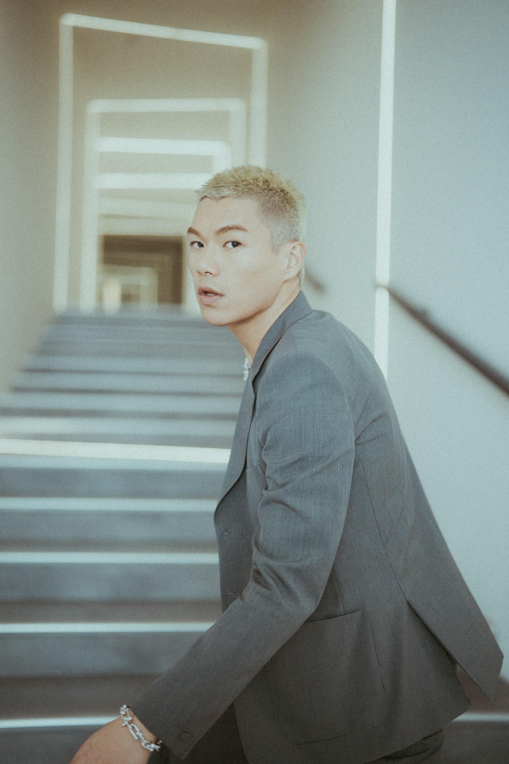 柯煒林為第17 屆亞洲電影頒獎典禮拍宣傳片,講解如何透過鏡頭說故事。