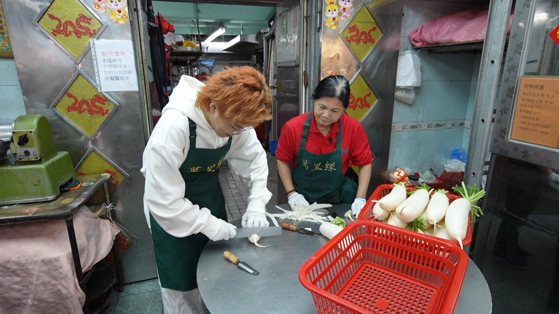 Taco化身盆菜店員工。