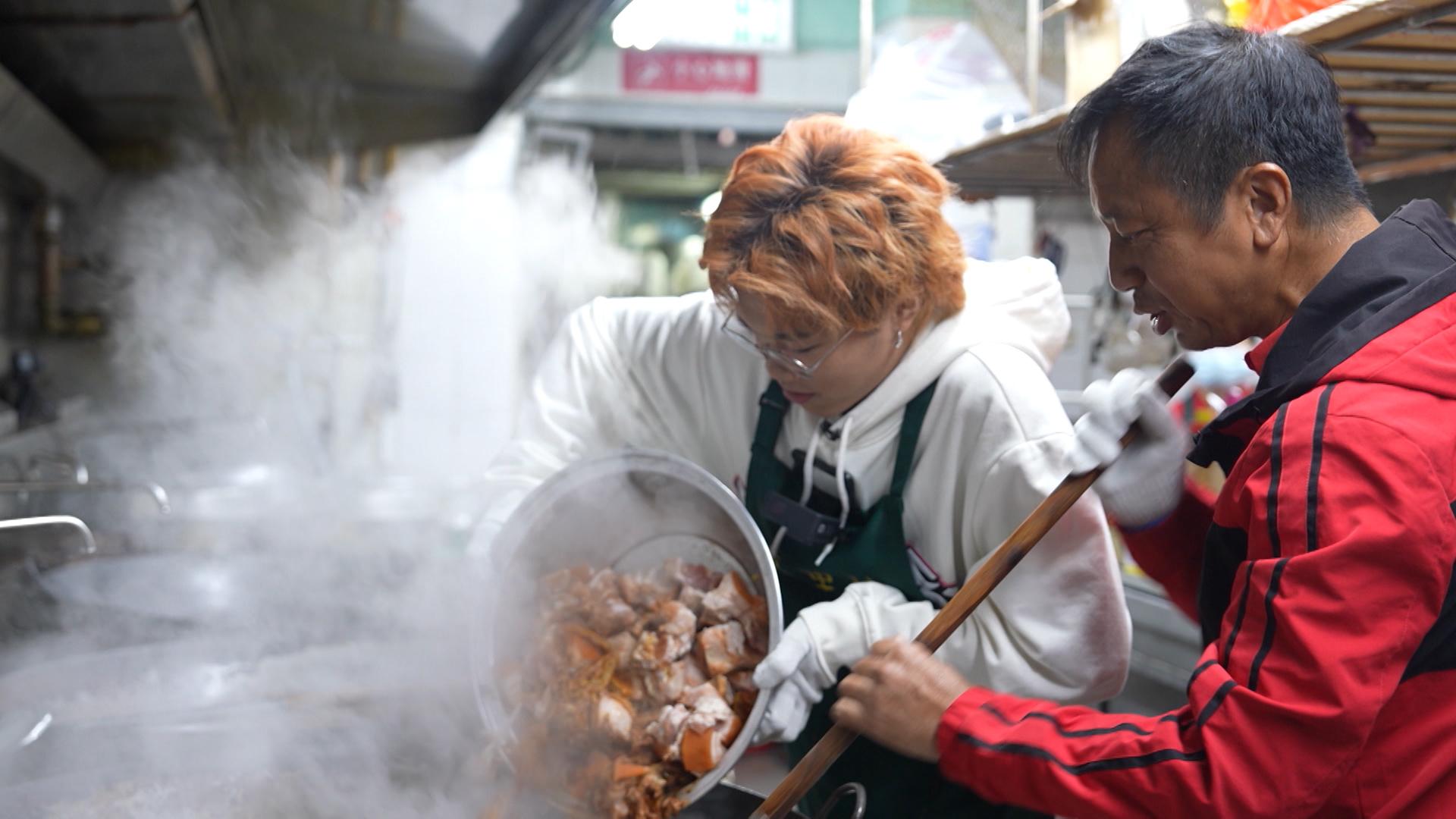 Taco化身盆菜店員工,落手落腳學打盆。