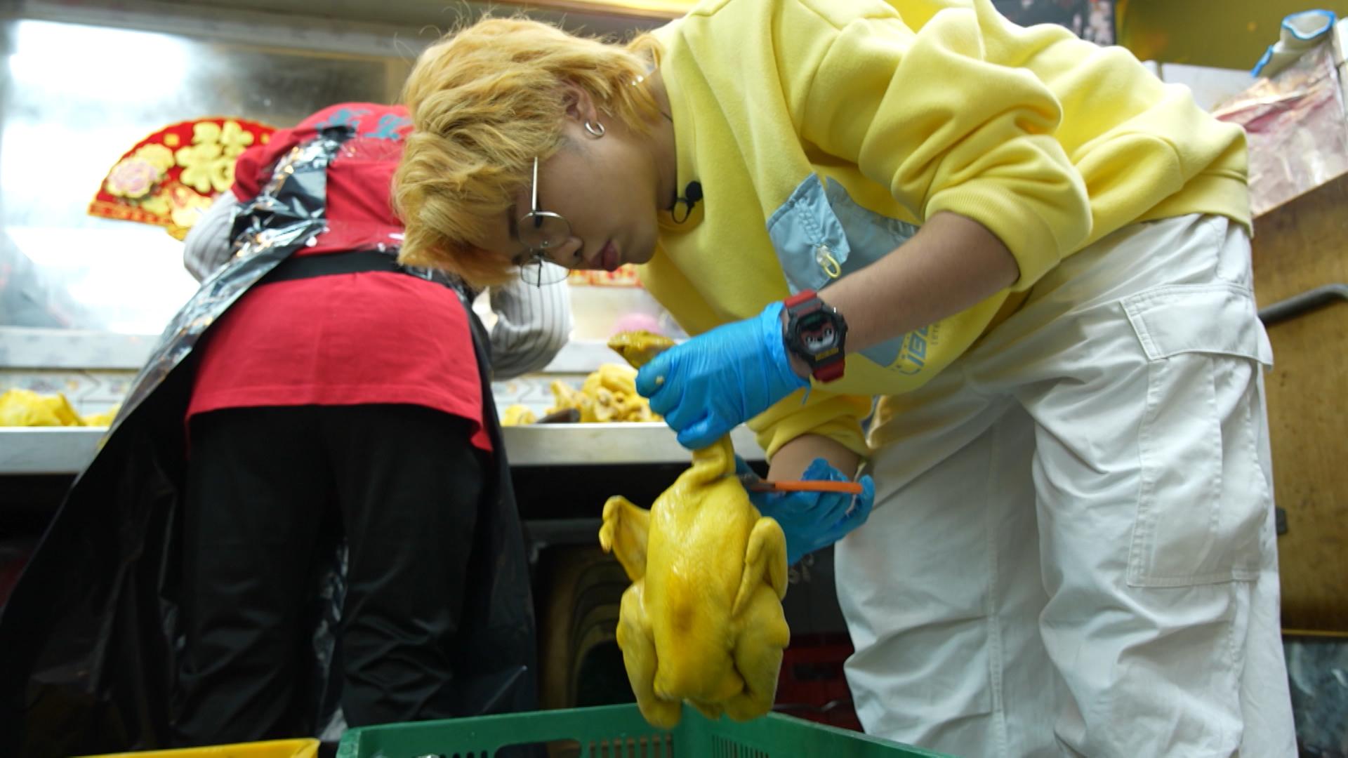 Taco化身盆菜店員工,落手落腳學打盆。