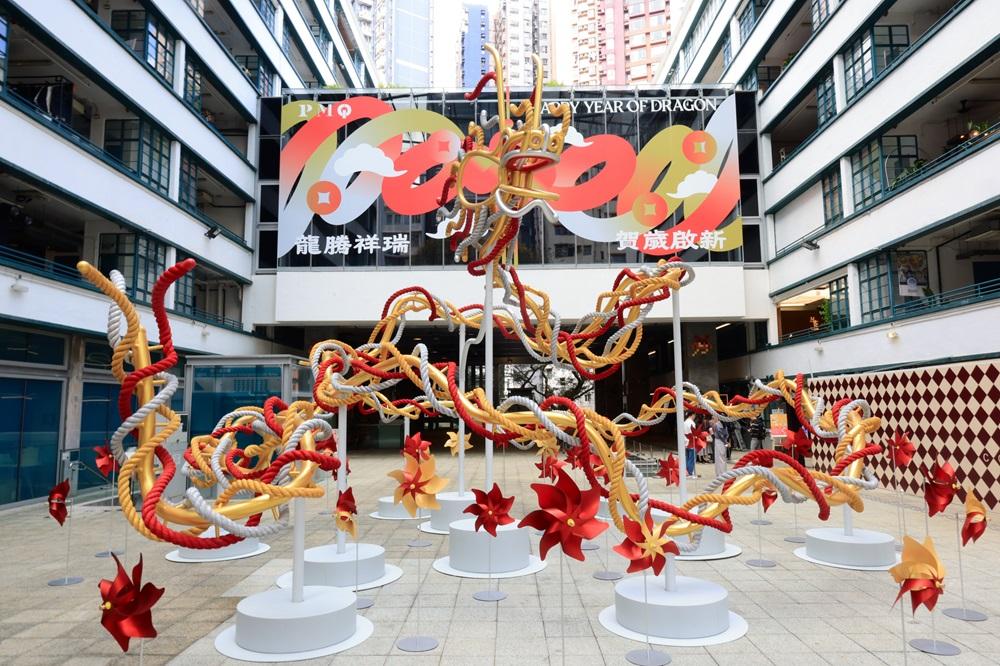 由喜慶的金、銀、紅三色錦繩結成的祥龍,翹首昂揚,姿態靈動,於PMQ地面廣場氣勢登場!