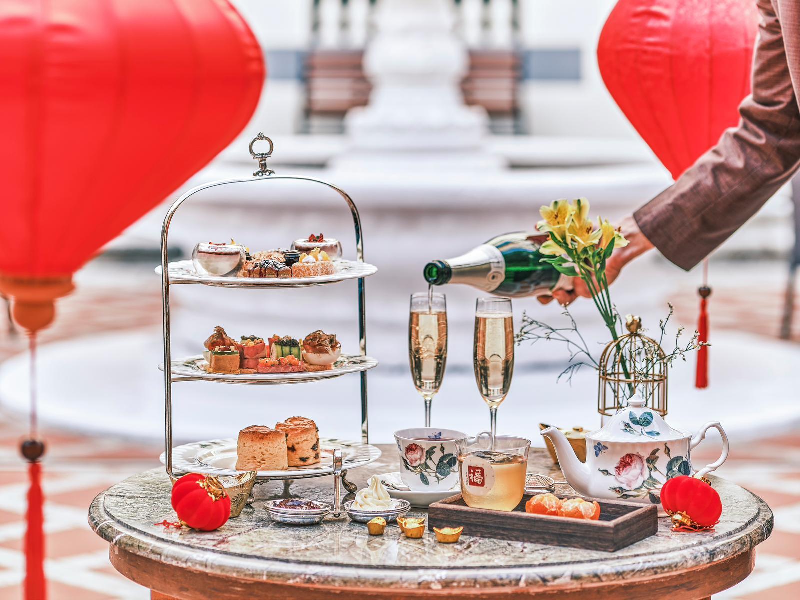 下午茶以經典三層架呈獻,盛載精緻可口的美食。