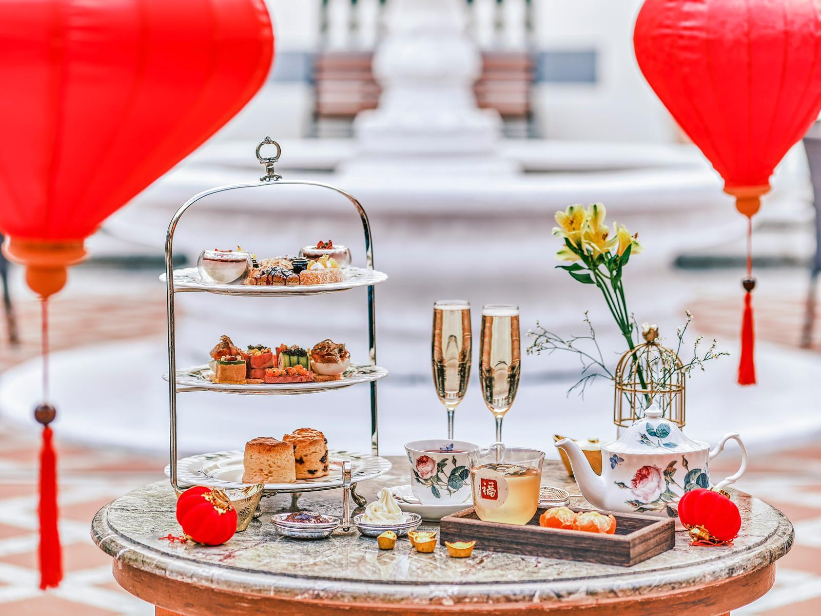 下午茶以經典三層架呈獻,盛載精緻可口的美食。