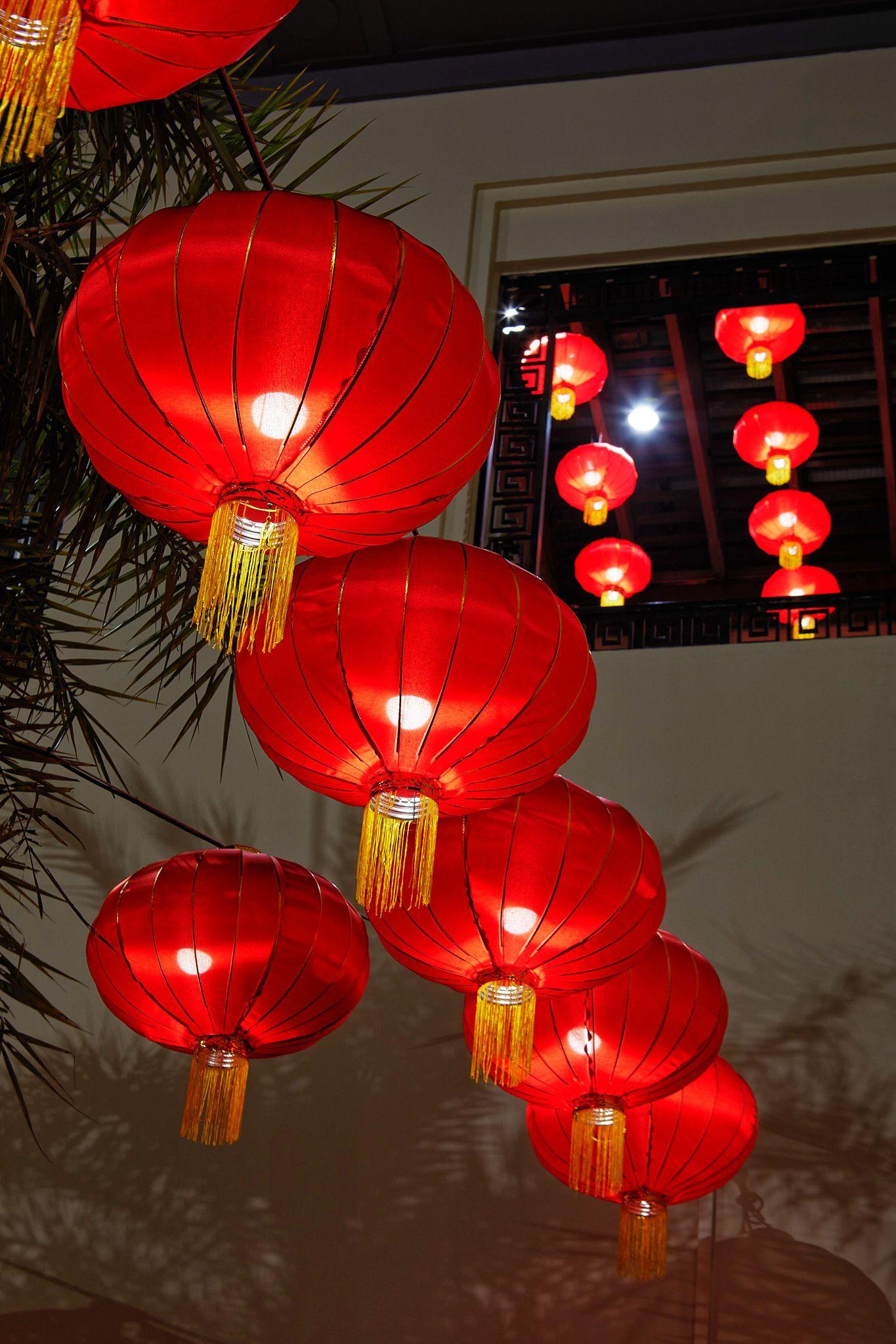 享用下午茶期間不妨於影灣園與各式喜氣洋洋的裝飾「打卡」,包括園內上空懸掛大紅燈籠、各種以「龍」為主題的佈置以及巨型桃花。