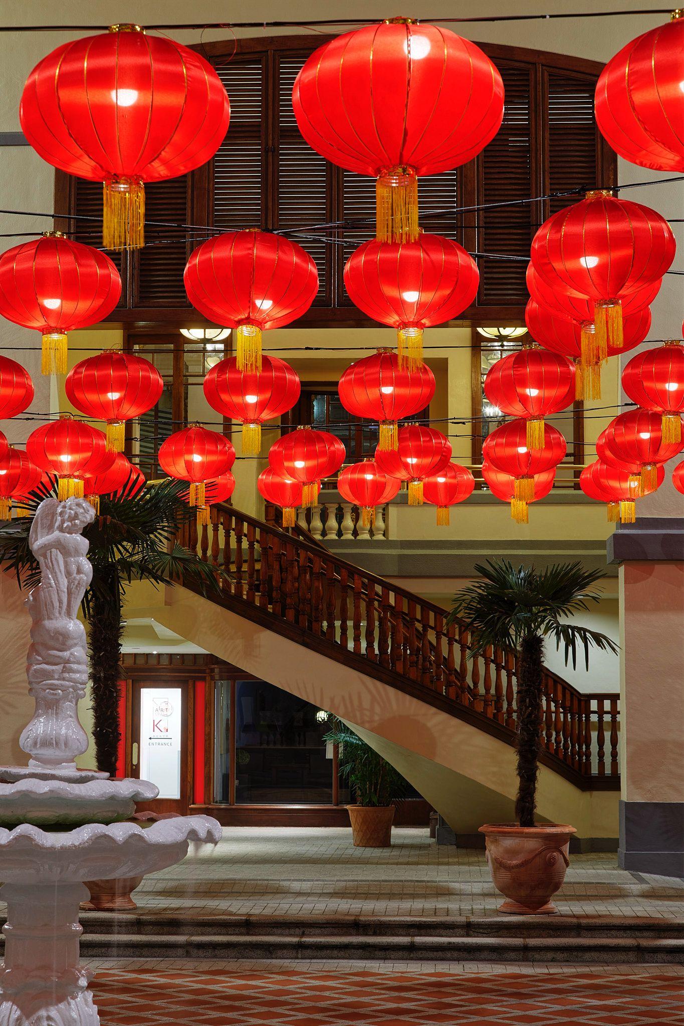 享用下午茶期間不妨於影灣園與各式喜氣洋洋的裝飾「打卡」,包括園內上空懸掛大紅燈籠、各種以「龍」為主題的佈置以及巨型桃花。