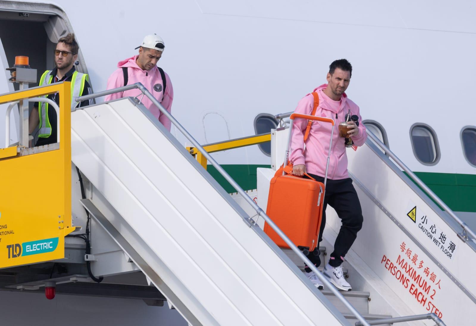 網民揭示美斯手持是價值3萬多的LV行李箱。(蘇文傑攝)