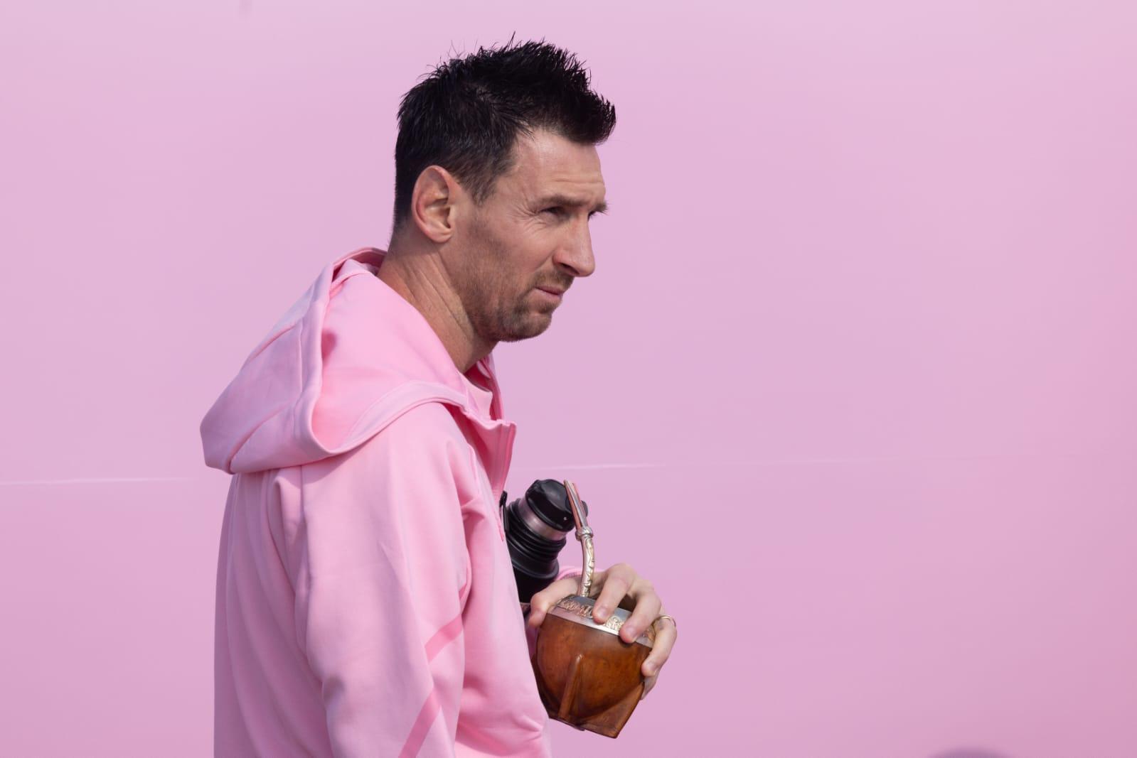 美斯手持馬黛茶及暖水壺落機。(蘇文傑攝)