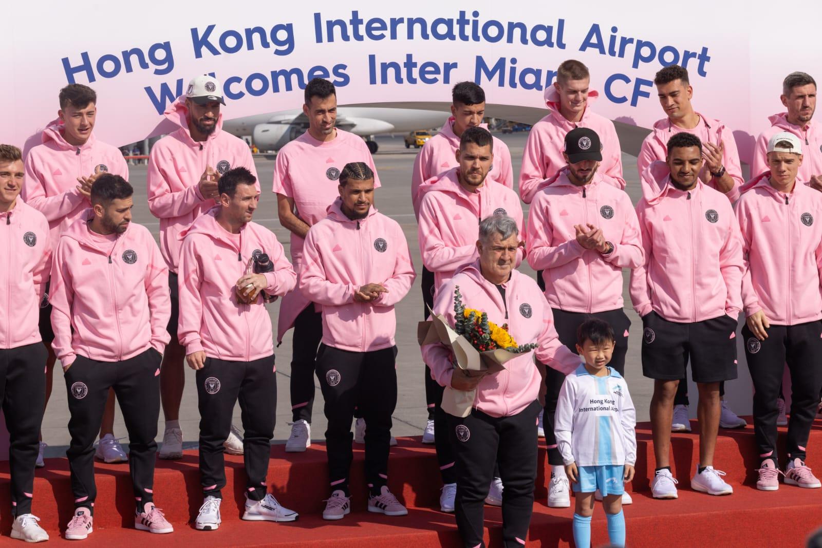 國際邁亞密抵港後在停機坪合照。(蘇文傑攝)