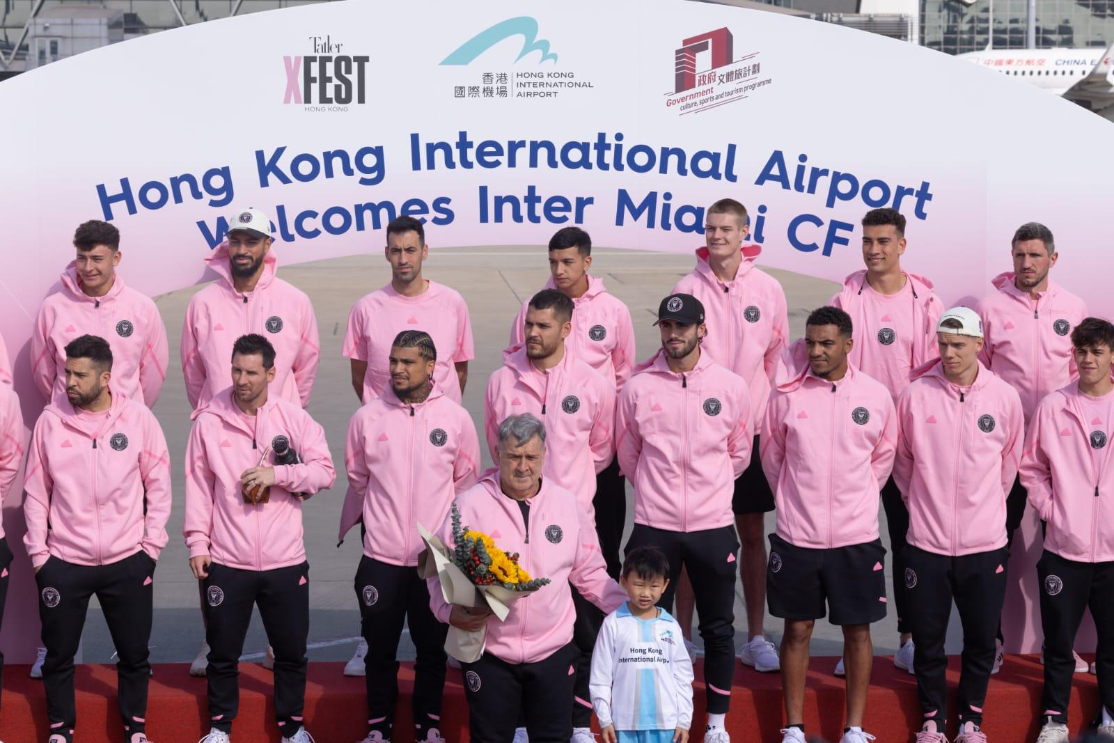 國際邁亞密抵港後在停機坪合照。(蘇文傑攝)