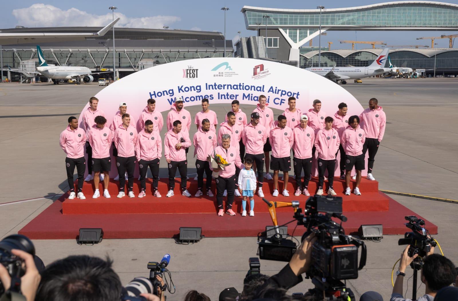 國際邁亞密抵港後在停機坪合照。(蘇文傑攝)