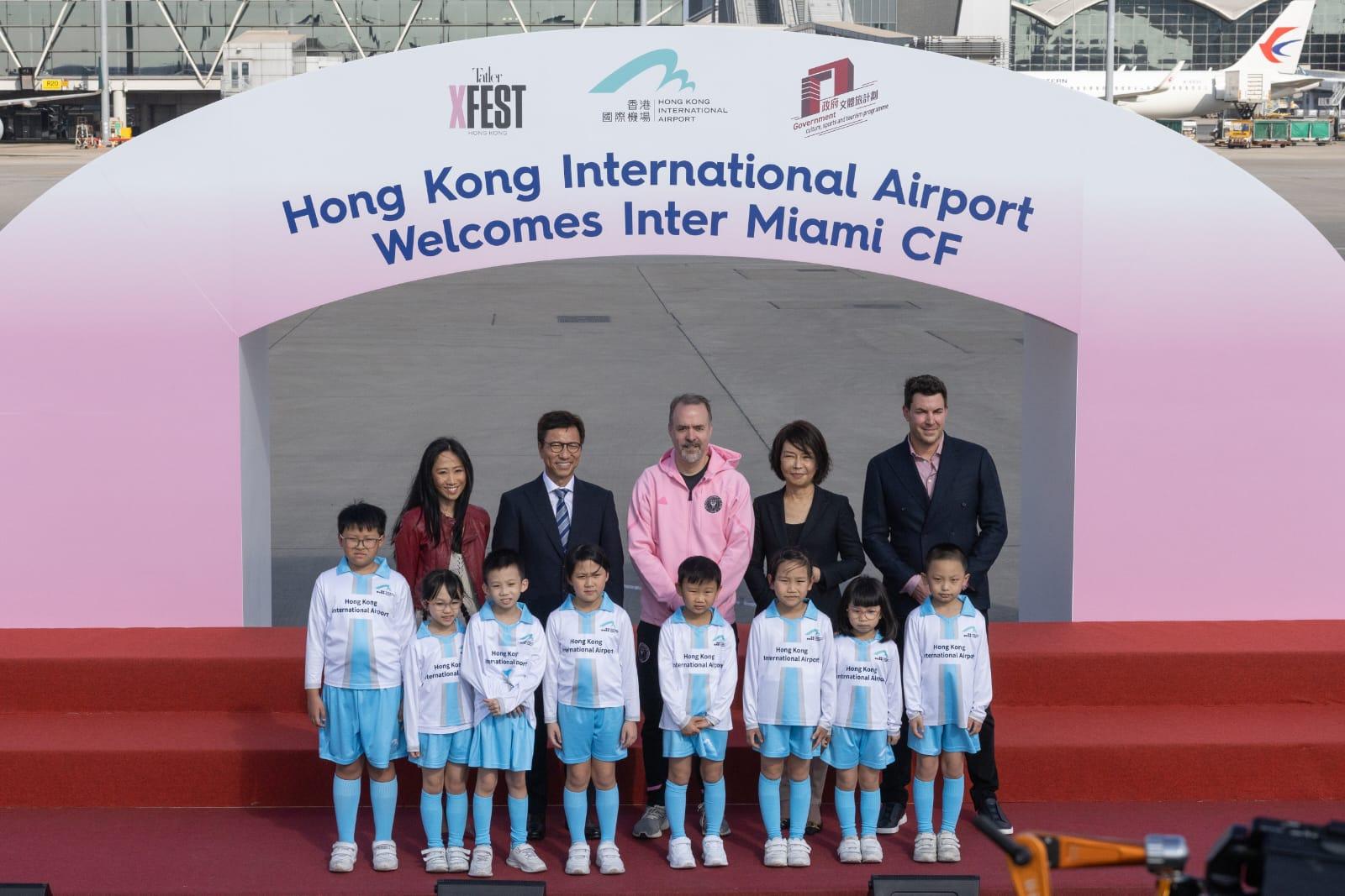體育專員黃德森等人與國際邁亞密代表停機坪合照。(蘇文傑攝)