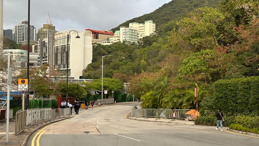 深灣親已有多重警察駐紮,數以十名球迷止步酒店外,未能與球星近距離接觸