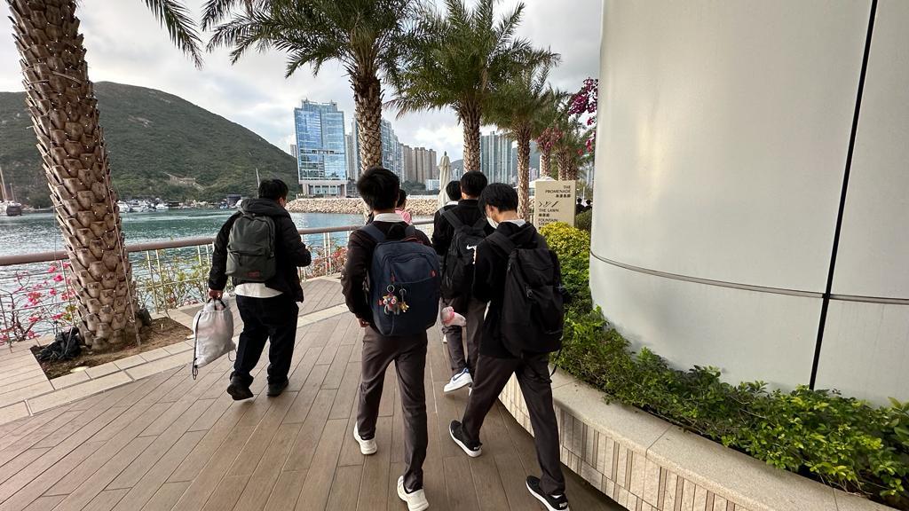 深灣親已有多重警察駐紮,數以十名球迷止步酒店外,未能與球星近距離接觸