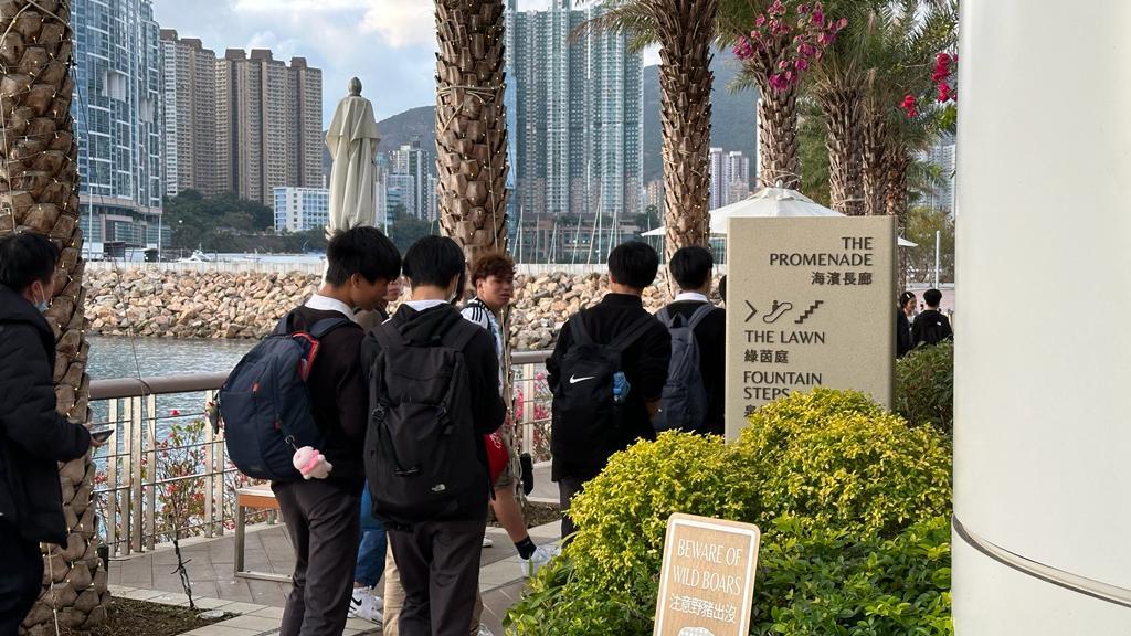 深灣親已有多重警察駐紮,數以十名球迷止步酒店外,未能與球星近距離接觸