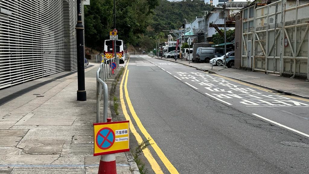 深灣道已有多重警察駐紮,數以十名球迷止步酒店外,未能與球星近距離接觸