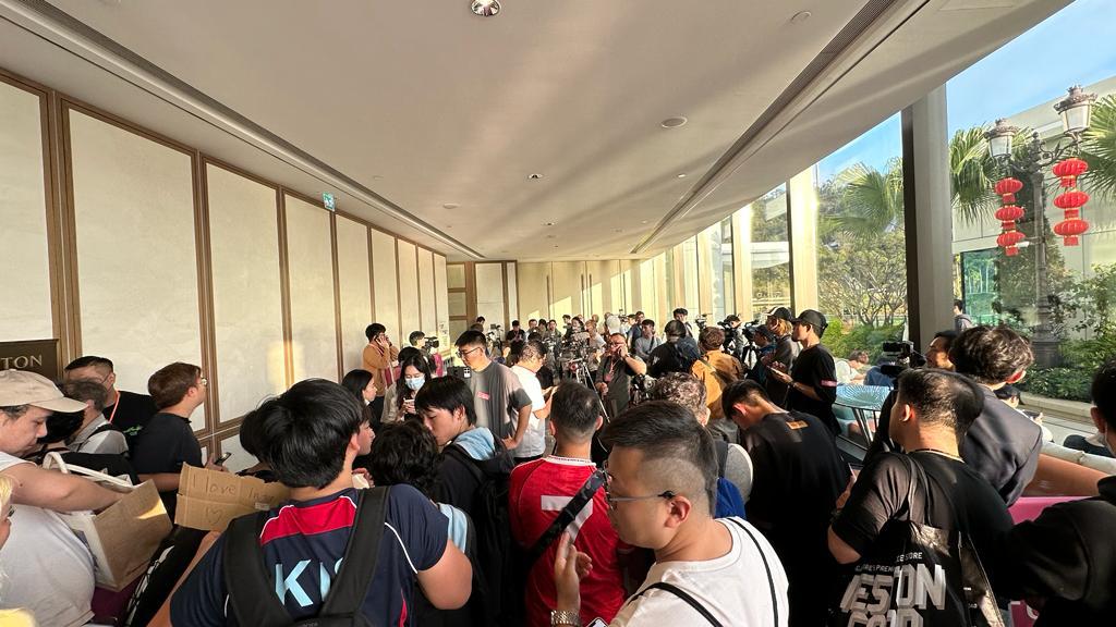 球迷舉起美斯橫額及穿美斯球衣