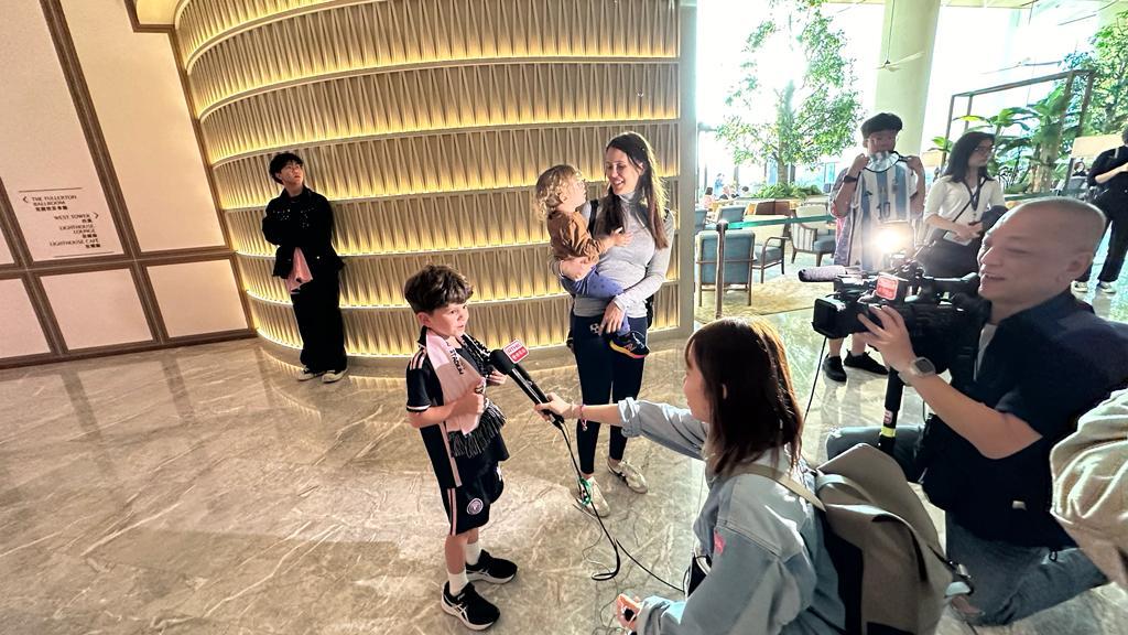 球迷舉起美斯橫額及穿美斯球衣