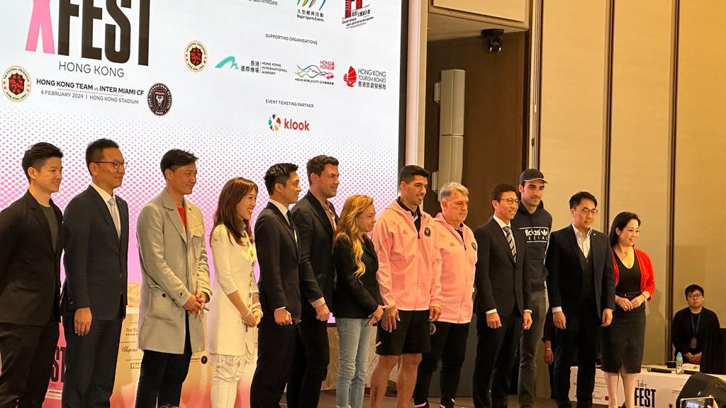 美斯訪香港,國際邁亞密教練馬天奴及蘇亞雷斯與足總主席霍啟山等合照。