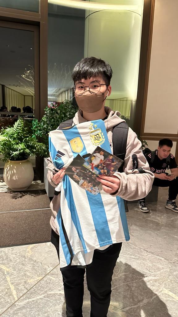 美斯訪香港,台灣張小姐由機場趕往酒店,只為等待球王的簽名。