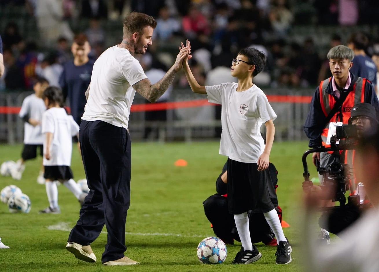 美斯訪香港,國際邁阿密操練後,碧咸主動參與慈善足球活動交流,魅力十足。(蘇文傑攝)