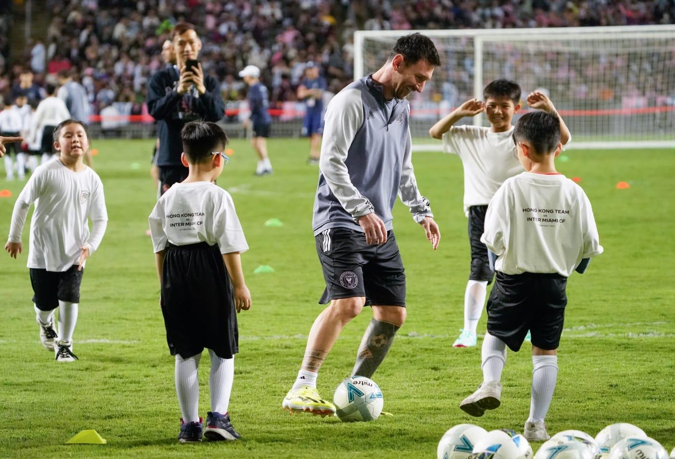 美斯訪香港,國際邁阿密操練後,球王與香港小將於慈善足球活動交流。(蘇文傑攝)