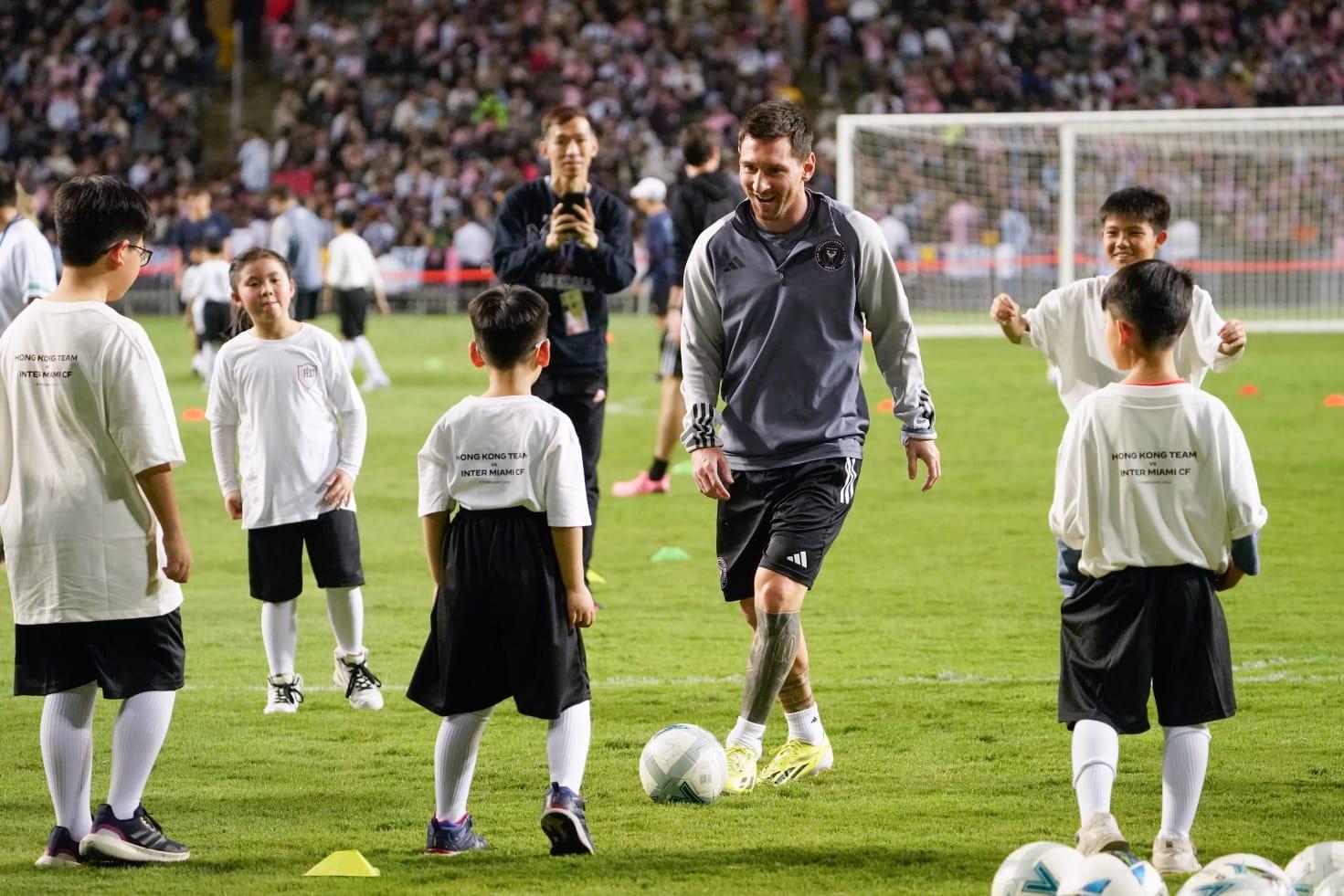 美斯訪香港,國際邁阿密操練後,球王與香港小將於慈善足球活動交流。(蘇文傑攝)