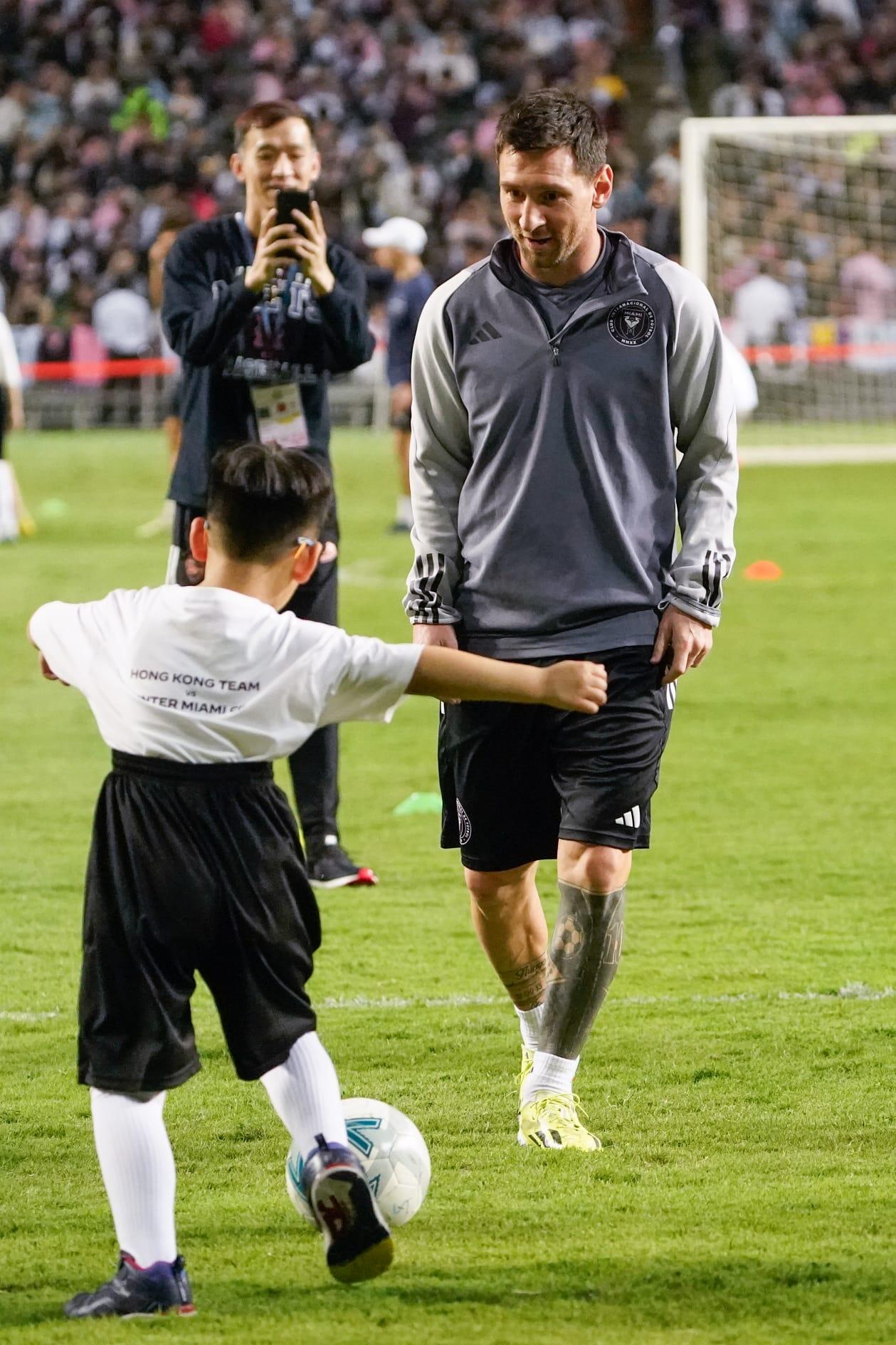 美斯訪香港,國際邁阿密操練後,球王與香港小將於慈善足球活動交流。(蘇文傑攝)